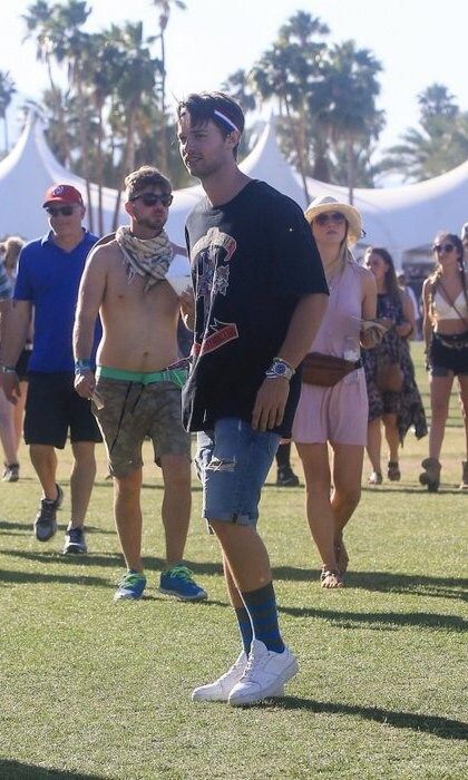 <b>Patrick Schwarzenegger</B> was concert-ready wearing a Guns 'N' Roses t-shirt and a striped headband.
<br>
Photo: Getty Images