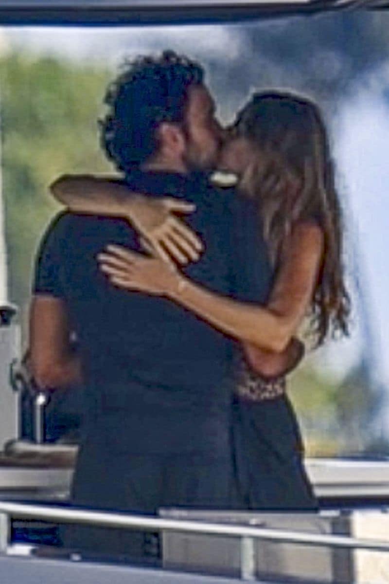 Bündchen and Valente spent their day kissing and enjoying themselves in the sun