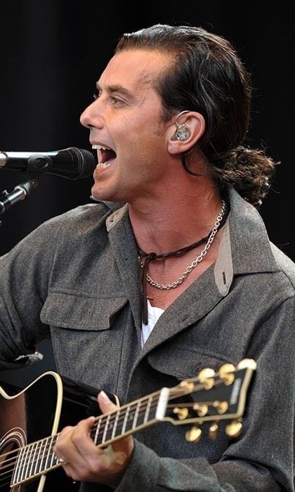 <a href="https://us.hellomagazine.com/tags/1/gavin-rossdale/"><strong>Gavin Rossdale</strong></a> had no time to primp before this 2009 benefit concert but he did have time to accessorize! The perfect compliment to a leather choker and grungy vocals? A casual ponytail, of course.
<br>
Photo: Getty Images