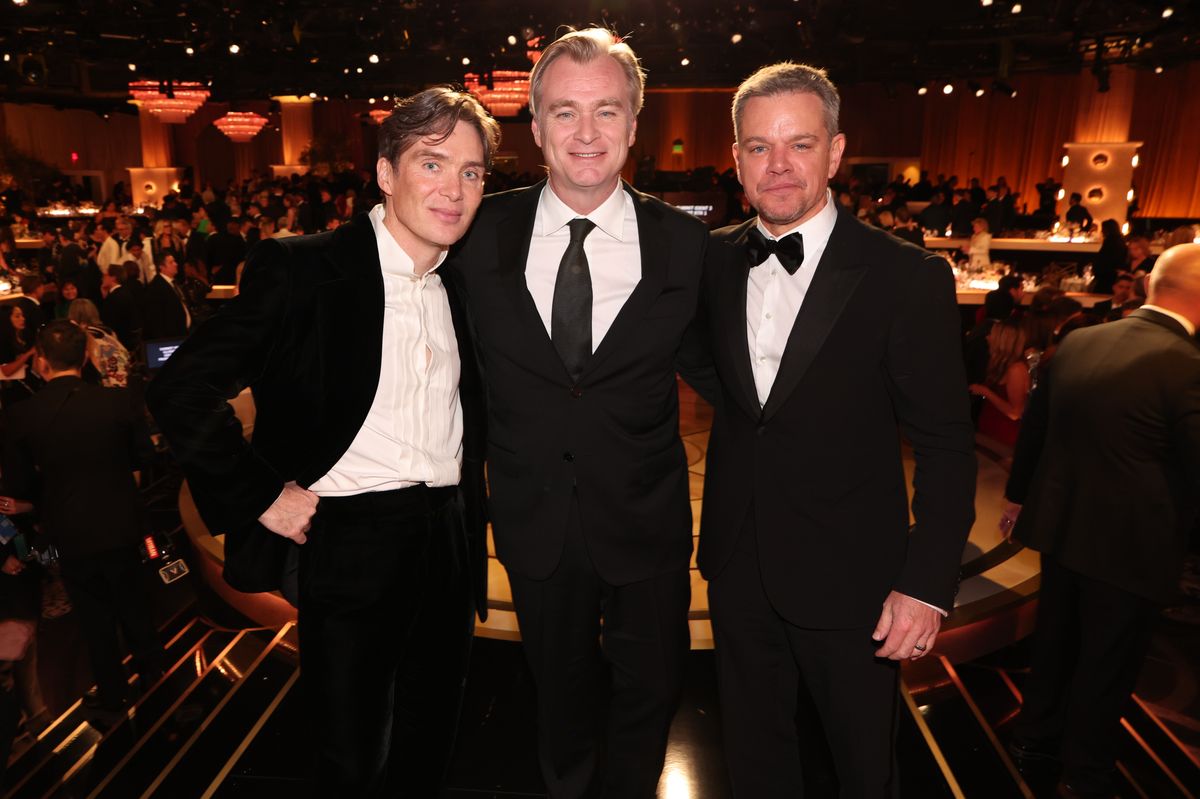 Cillian Murphy, Christopher Nolan y Matt Damon en la 81ª edición de los Globos de Oro 