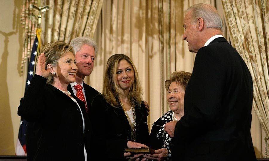 Unable to hide her pride, Chelsea beamed as she watched her mother being sworn in as secretary of state during a ceremonial swearing-in at the State Department.
Photo: Getty Images