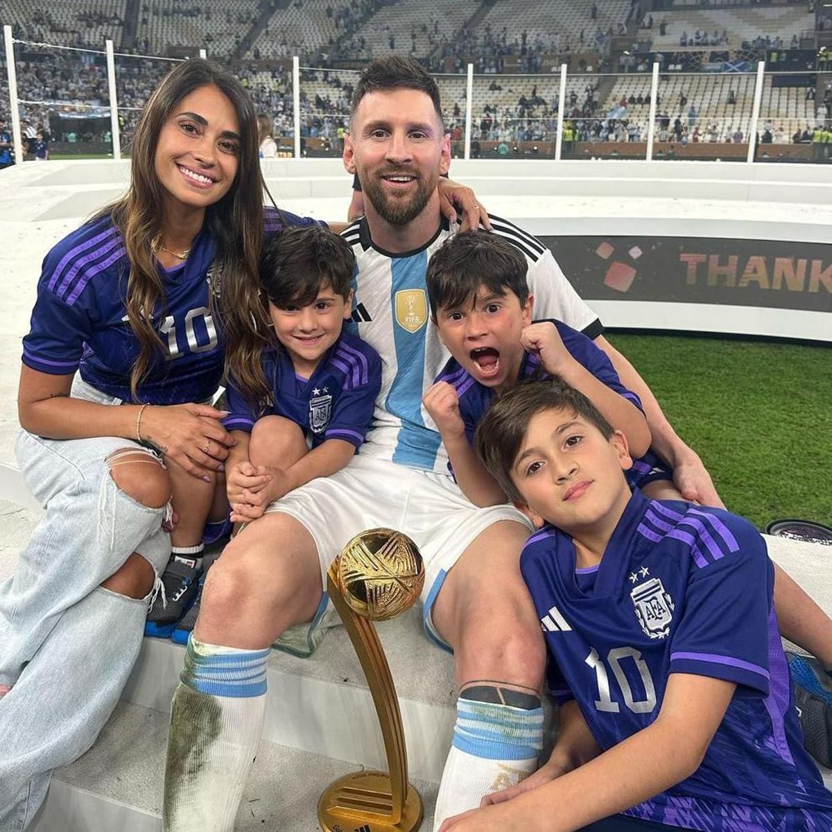 Lionel Messi y su esposa Antonela Roccuzzo con sus tres hijos