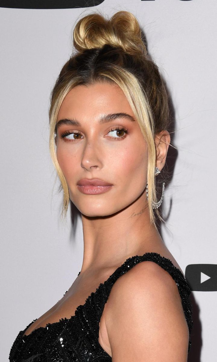 Hailey Baldwin wears two wisps in front of her hairstyle
