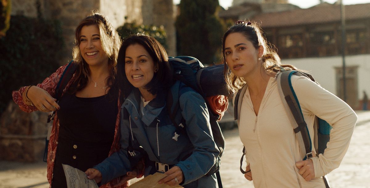 Las Tres Sister still, Virginia Novello, Marta Méndez Cross, and Valeria Maldonado