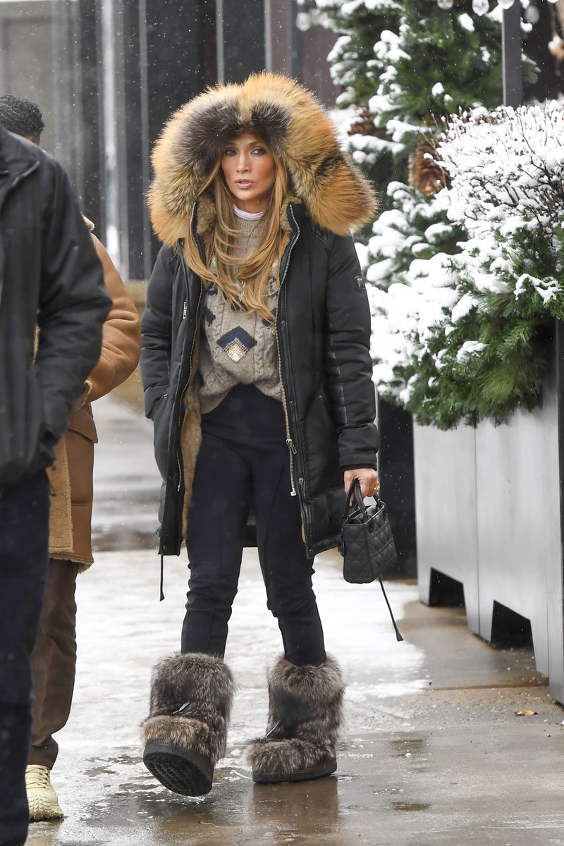 Jennifer López es vista saliendo el día de Navidad en Aspen.