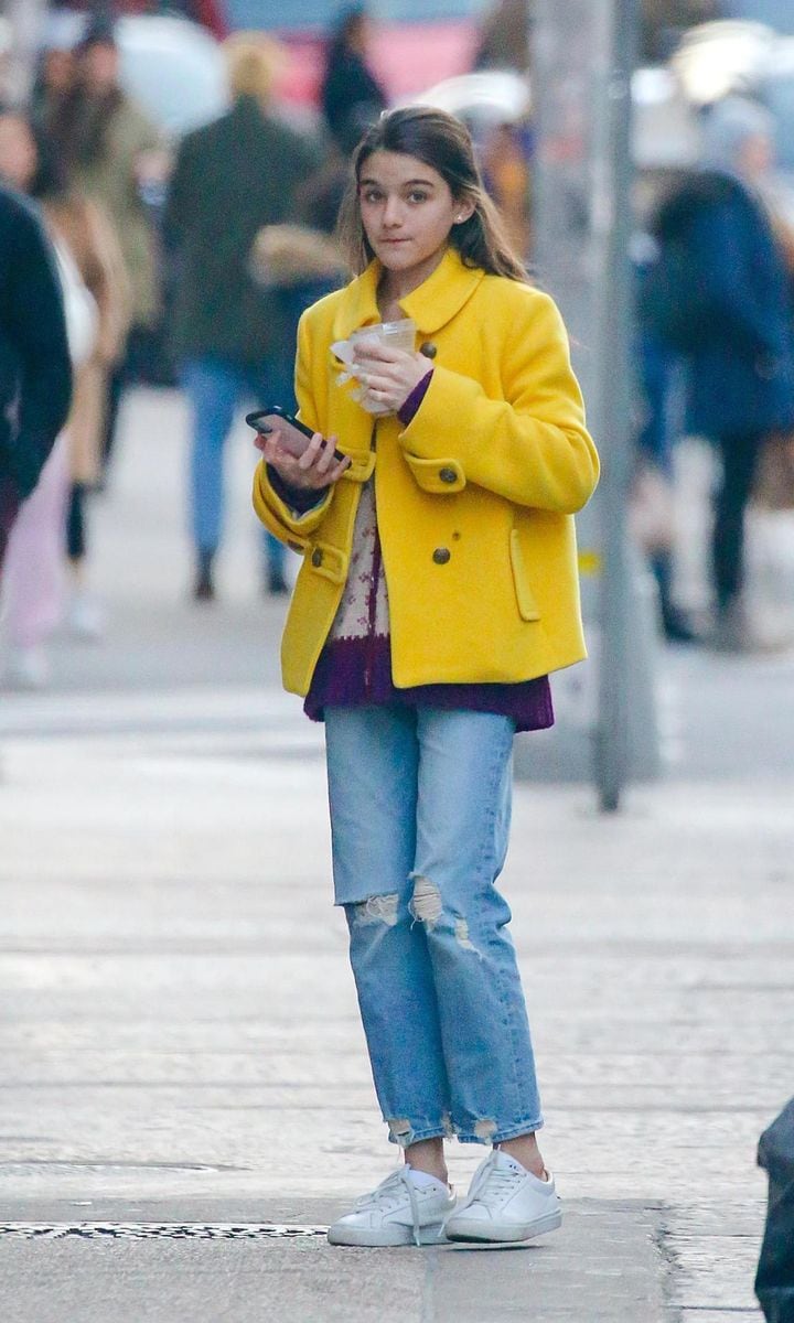 Suri Cruise in bright colors