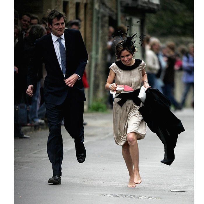 We're late! Billionaire Zac Goldsmith and then-wife Sheherezade who took her shoes off to pick up the pace! raced to get to the wedding on time.
Photo: Getty Images