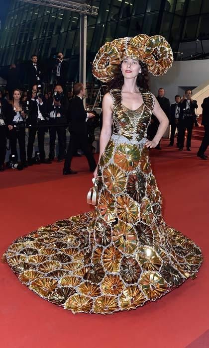 Quite the eye-catching outfit! Couture designer Larisa Katz shocked everyone when she stepped out in a gold disk inspired dress and headpiece to attend <i>The Salesman</i> premiere.
<br>Photo: Getty Images