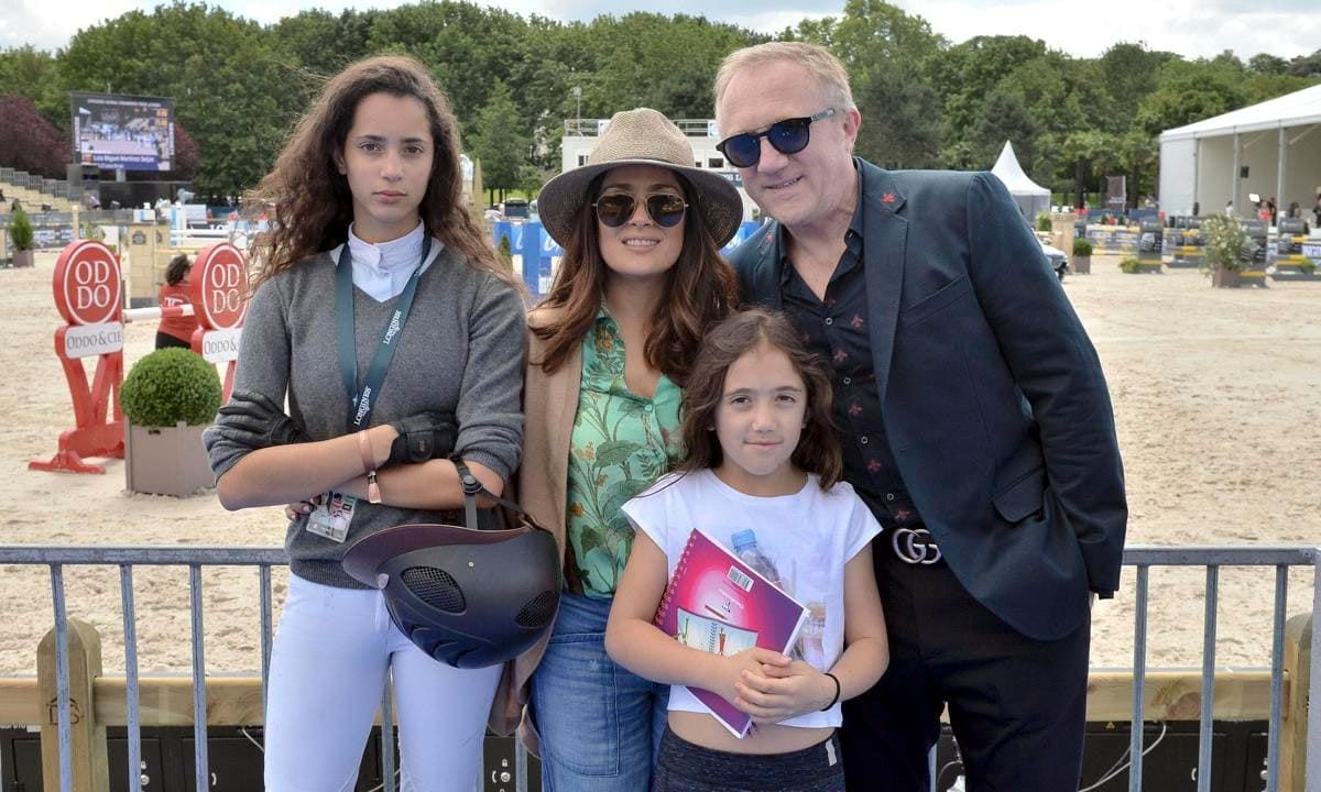 Salma Hayek con su esposo y las ninas en 2016