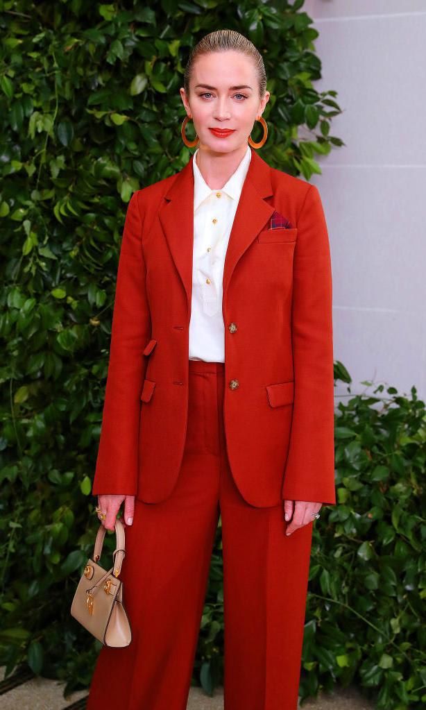 Emily Blunt look pantsuit burn orange Tory Burch camisa seda