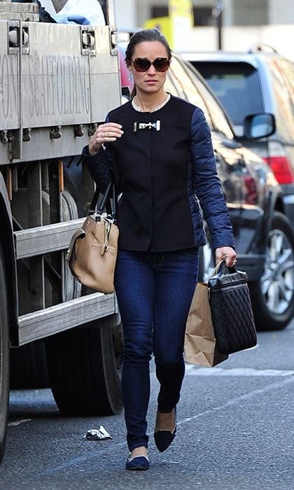 Rocking a casual look with skinny jeans, navy flats, and an on-trend mixed-material navy coat.
<br>
Photo: Getty Images