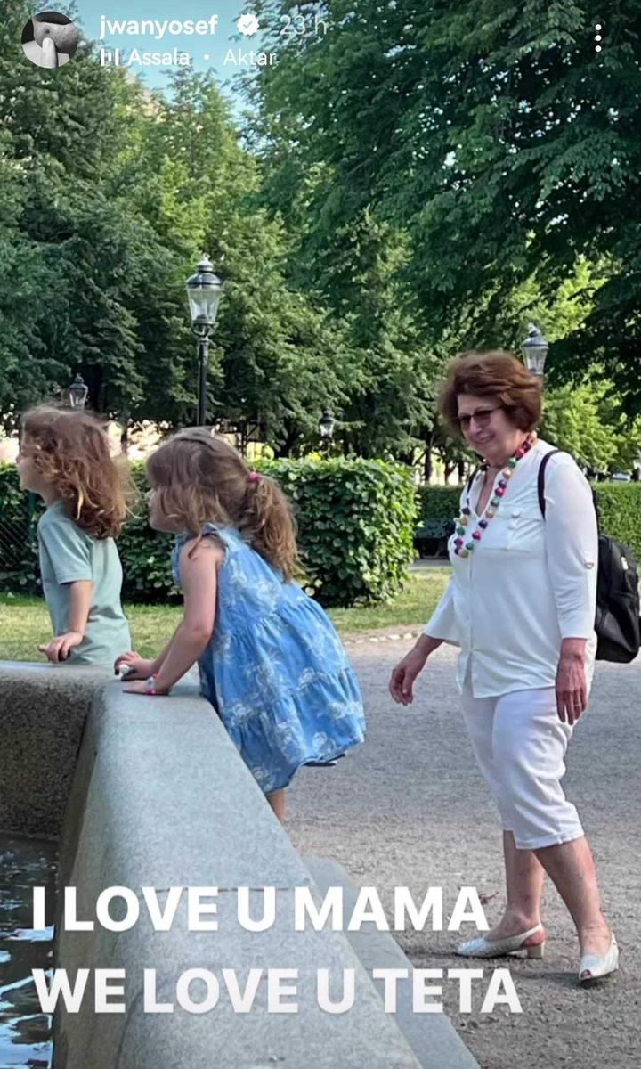 Lucía y Renn, hijos de Ricky Martin y Jwan Yosef, con su abuela Minerva