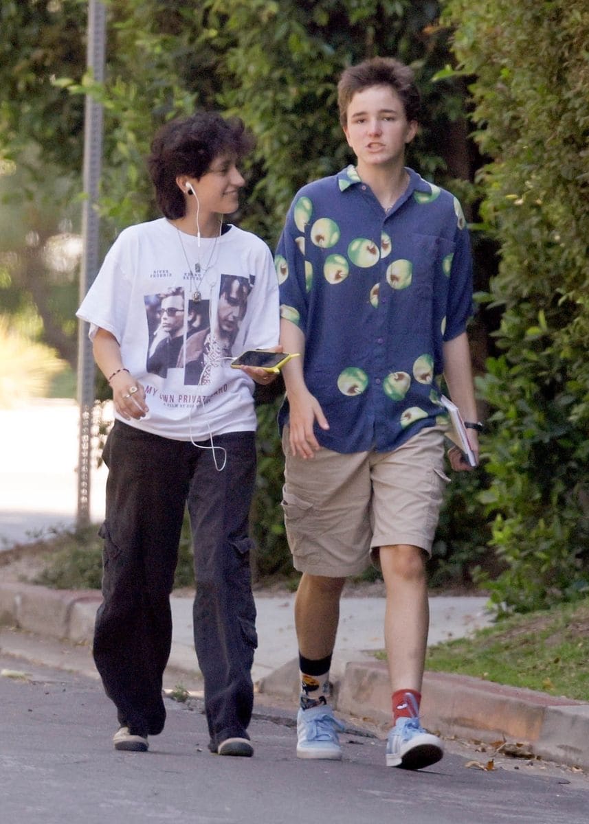 Los hijos de Ben Affleck y Jennifer López, Fin y Emme, se reúnen para dar un paseo por el barrio. 