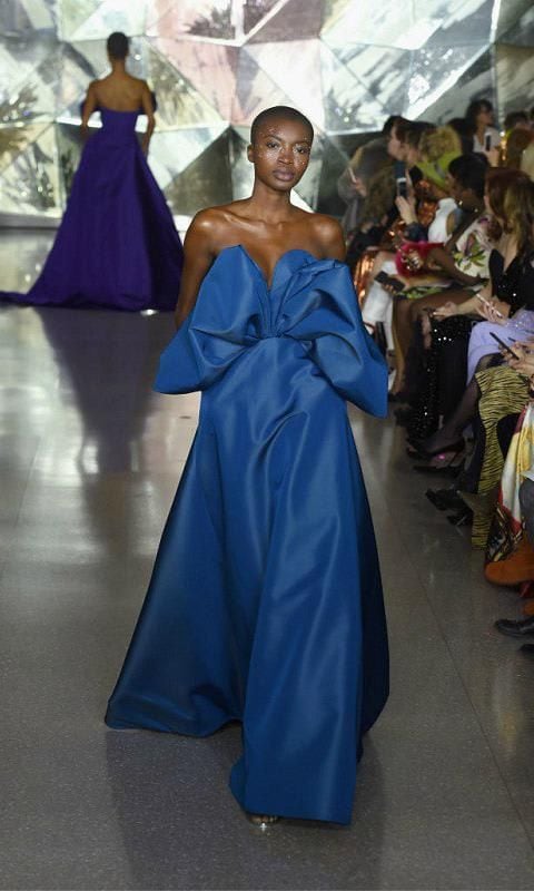 Christian Siriano aposto por el galaxy blue en prendas estructuradas