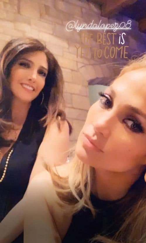 Jennifer Lopez and lookalike sister Lynda selfie