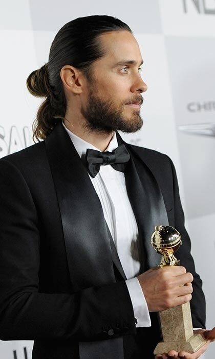 <a href="https://us.hellomagazine.com/tags/1/jared-leto/"><strong>Jared Leto</strong></a> is known for rocking longer locks and award shows are no exception. The <i>Dallas Buyers Club</i> star and his slicked-back bun attended a 2014 Golden Globes after-party with his award in tow.
<br>
Photo: Getty Images