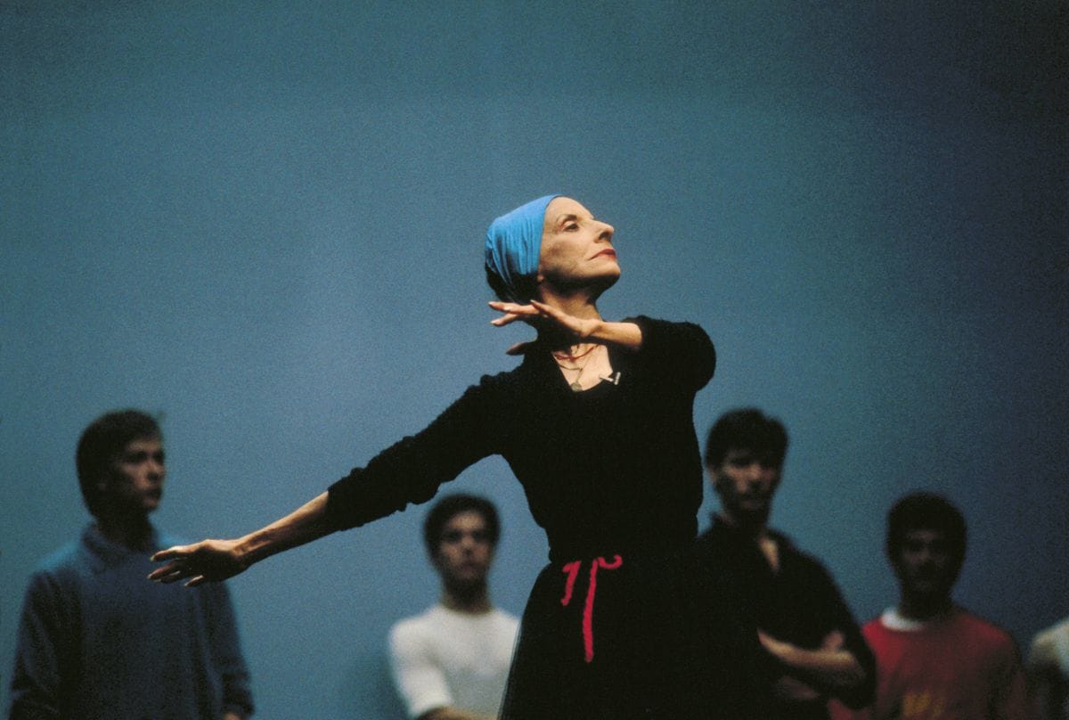 Alicia Alonso teaching her ballet students 