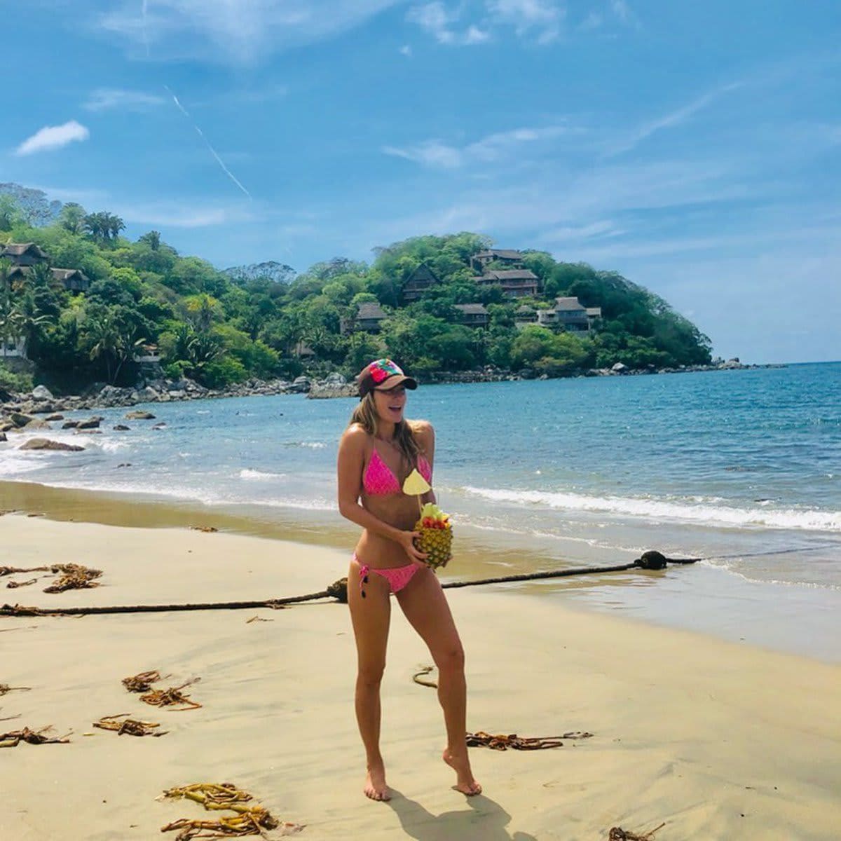 Geraldine Bazan con bikini neon en las playas mexicanas
