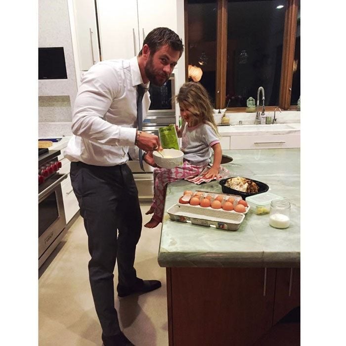 <a href="https://us.hellomagazine.com/tags/1/chris-hemsworth/"><strong>Chris Hemsworth</strong></a> made a late night snack with daughter India after the premiere of his film <i>The Huntsman: Winter's War</i>.
<br>
Photo: Instagram/@elsapatakyconfidential