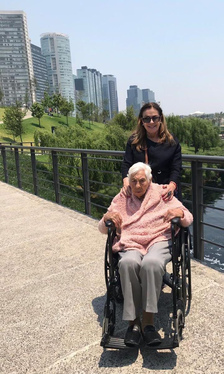 Laura Zapata y su abuela