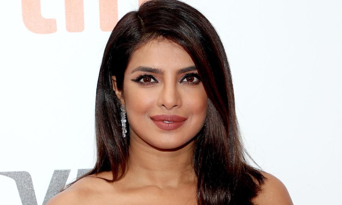 Priyanka Chopra asistiendo a la premiere de The Sky Is Pinkn