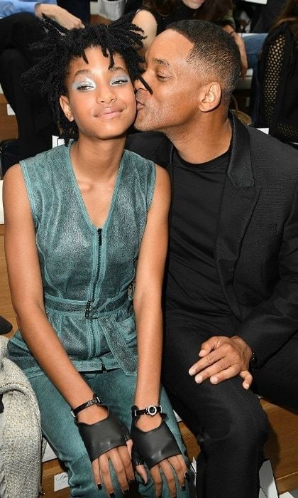 Willow Smith received a kiss from her date a.k.a dad Will Smith, while sitting front row at the Chanel Haute Couture show.
<br>
Photo: Rindoff/Le Segretain/Getty Images