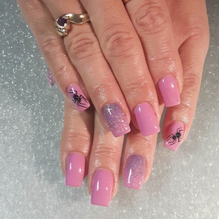 For a more girly look, @shannonsuburbannailsalon went pretty in pink with glitter with some scary spiders for Halloween flair.
Photo: Instagram