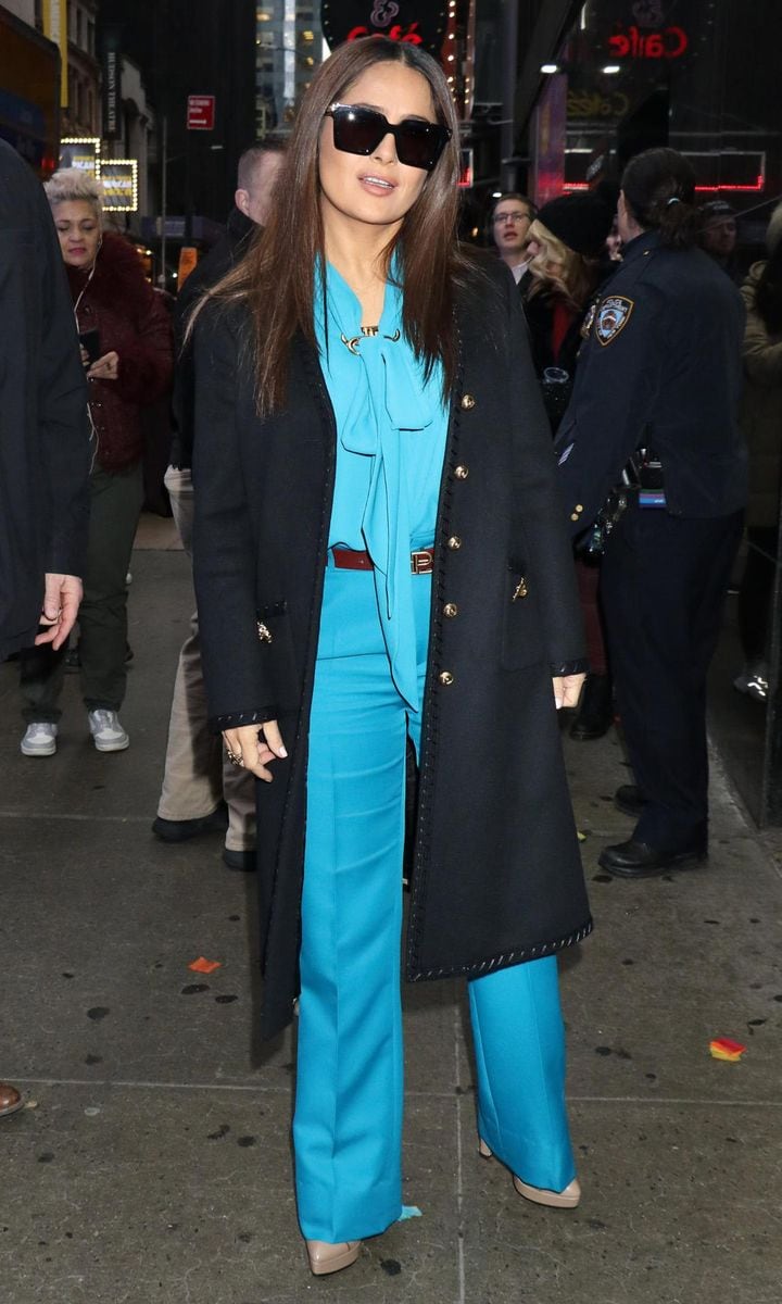 salma Hayek pantalon y camisa azul claro