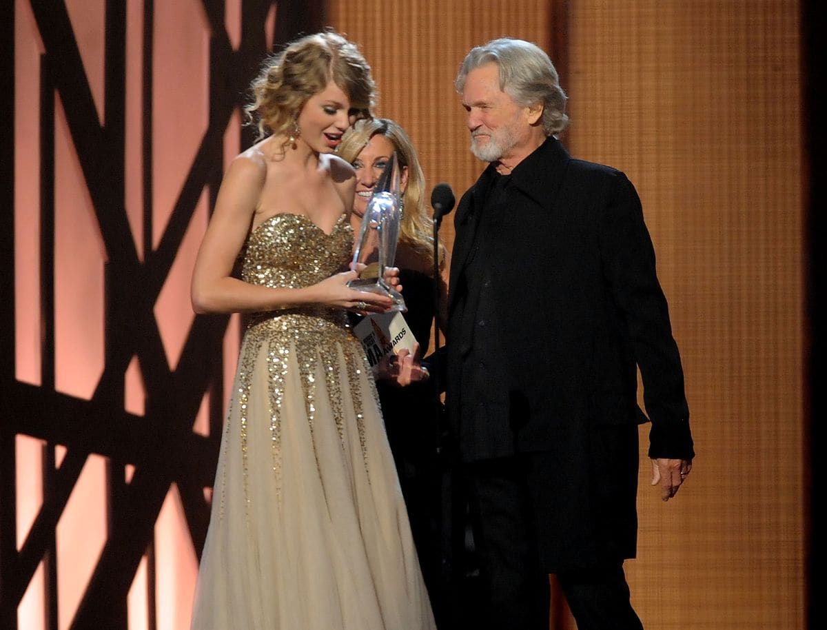 Taylor Swift and Kris Kristofferson at the 43rd Annual CMA Awards