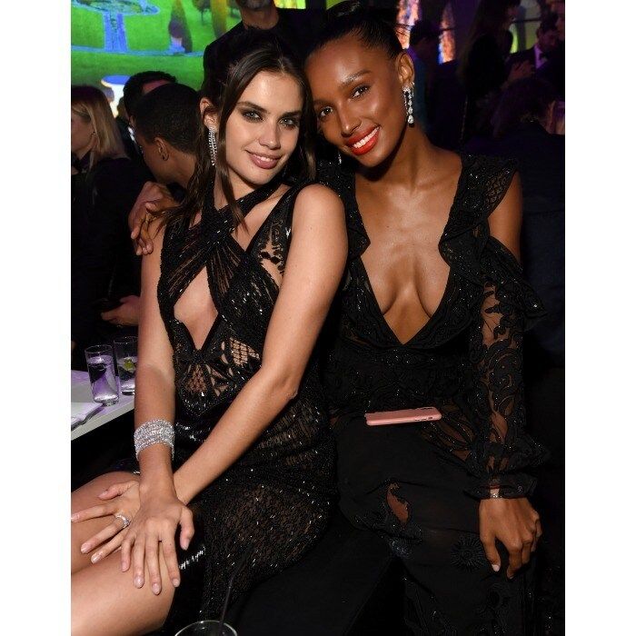 Sara Sampaioand Jasmine Tookes appearedpicture perfect at the Chopard Secret Night. The models rocked stunning black cut-out dresses.
Photo: Getty Images