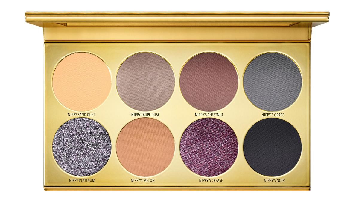 The shadow palette includes the essential shades to achieve a smoky and stunning look of the singer from New Jersey.