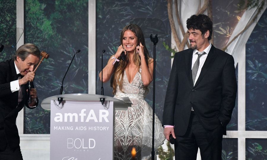 Sold! Heidi Klum and Benicio del Toro assist Swiss art auctioneer Simon de Pury during the amfAR 25th annual Cinema Against AIDS Gala at the Hotel du Cap-Eden-Roc.
Photo: Getty Images