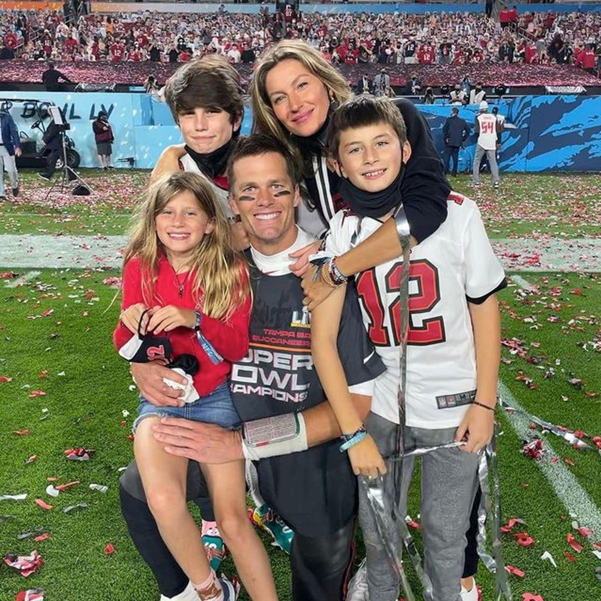 Gisele Bündchen shares new photos of Tom Brady and his 3 kids from the Super Bowl