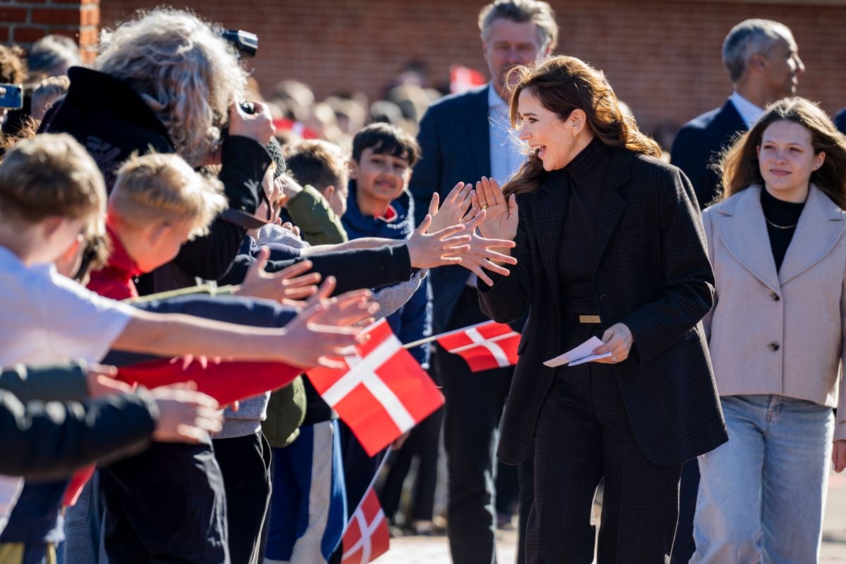 Queen Mary of Denmark is welcomed by students at Pilehaveskolen as she participates in the School Force during a visit on March 17, 2025 in Vallensbaek, Denmar