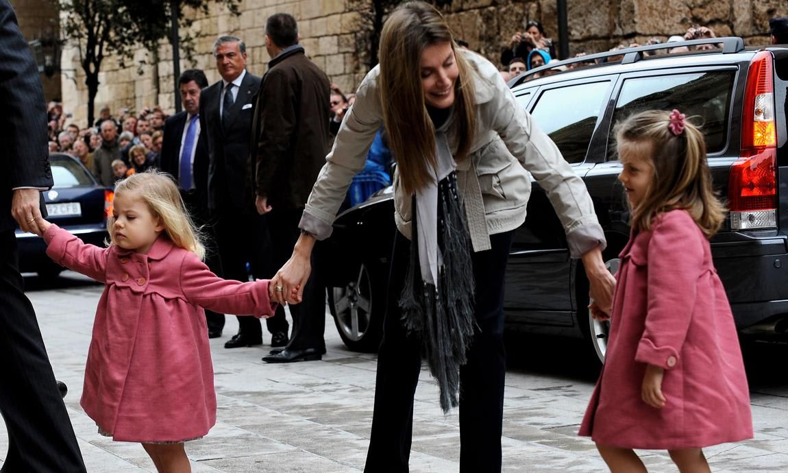 The hands-on mom smiled as she grabbed her daughters' hands at the Palma de Mallorca Cathedral for Easter mass in 2010.