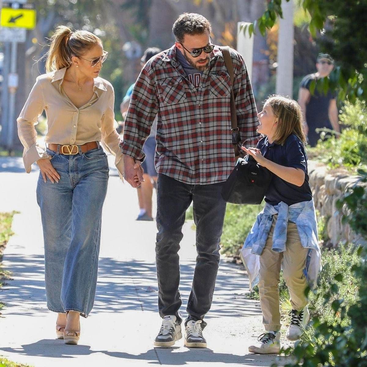 Jennifer Lopez & Ben Affleck Share ASteamy Kiss After Dropping Off Samuel At School