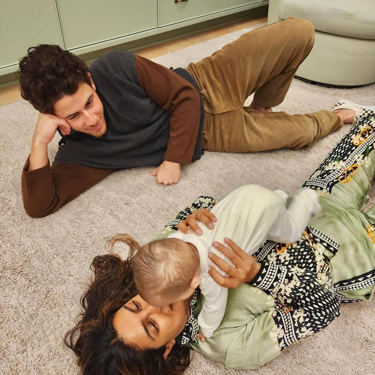 Priyanka Chopra y Nick Jonas con su bebe