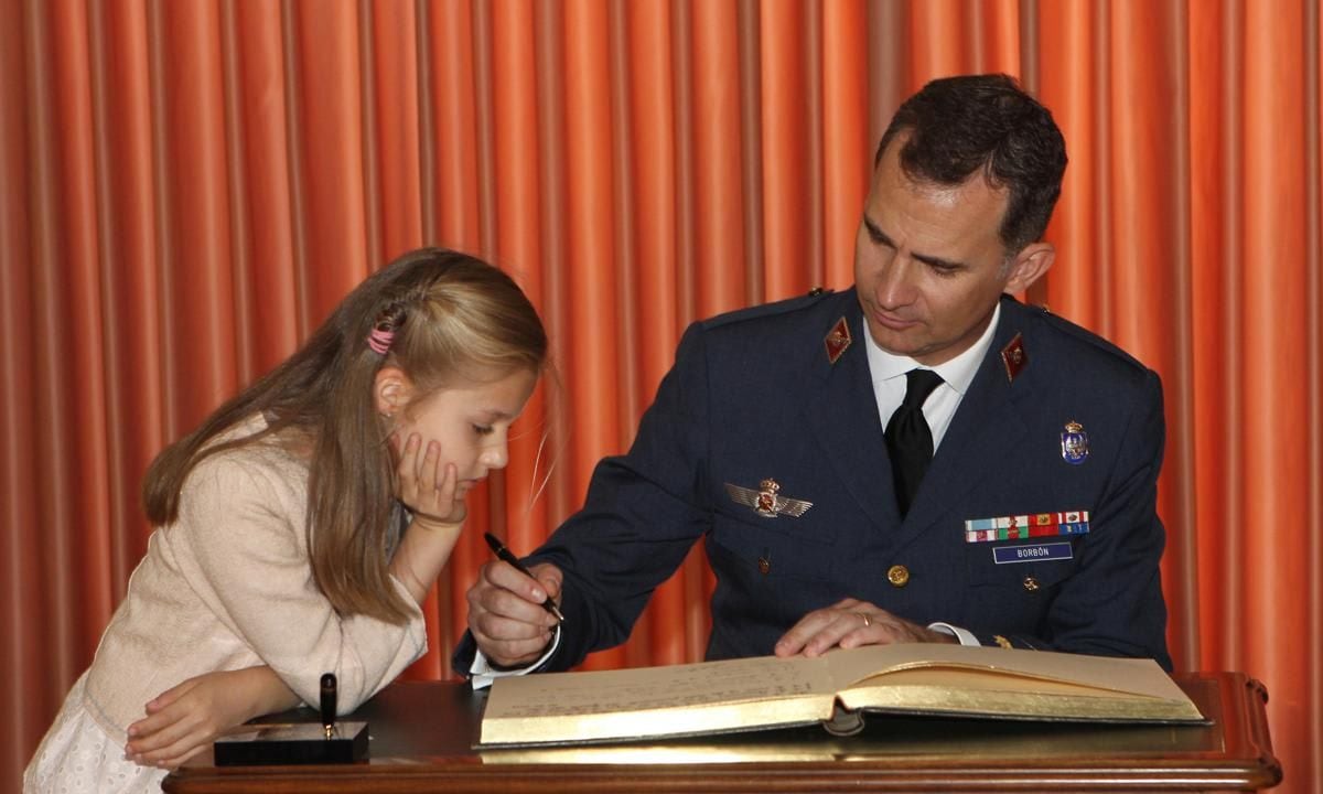 Leonor was keeping a close watch on what her father was writing during the same event at the air base.