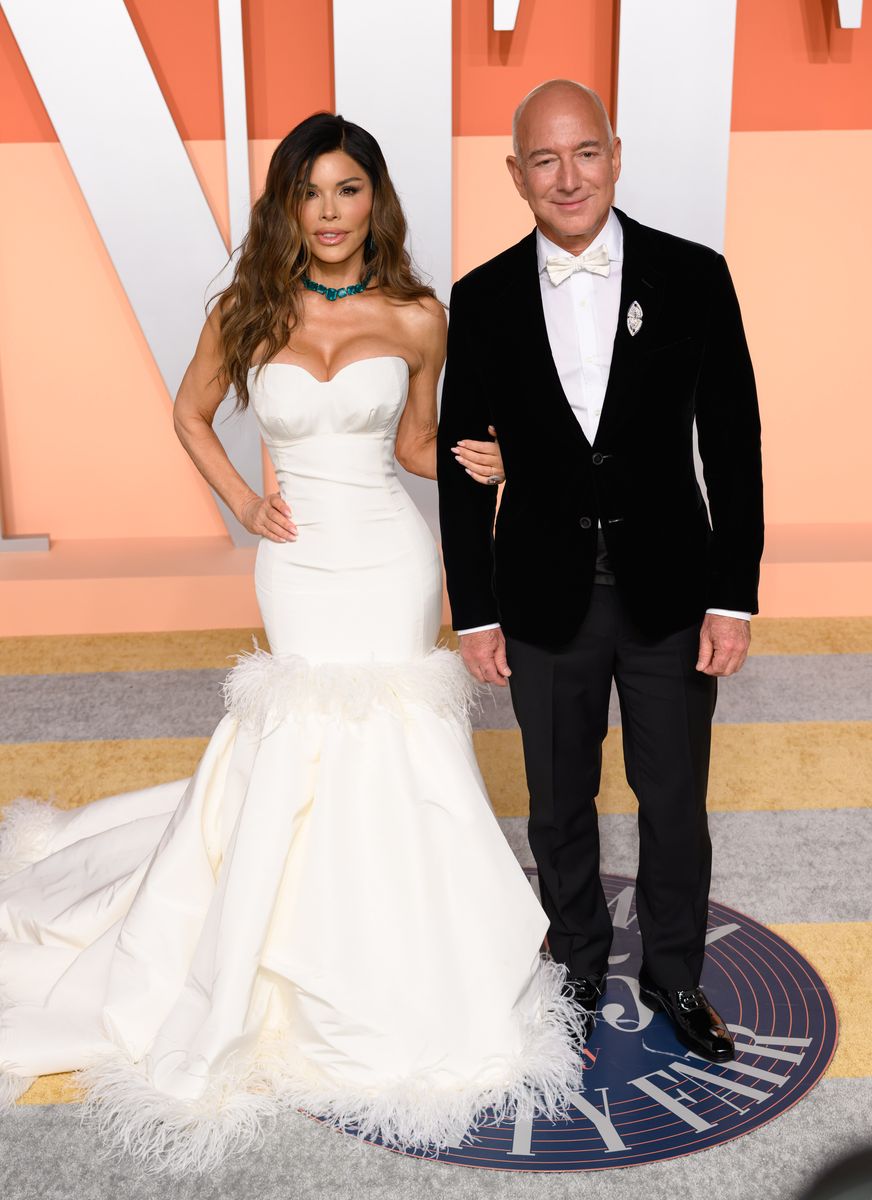  Lauren Sánchez and Jeff Bezos' Elegant Red Carpet Moment 