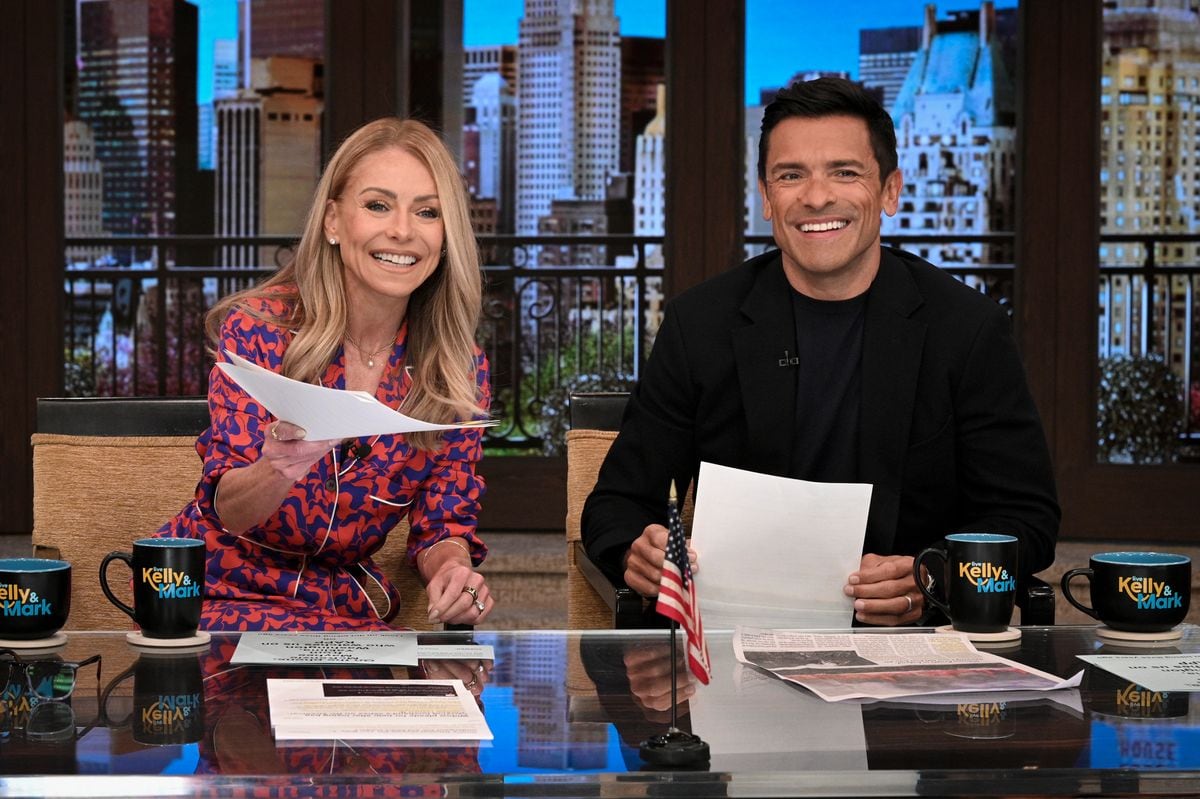 Kelly Ripa and Mark Consuelos hosting their talk show