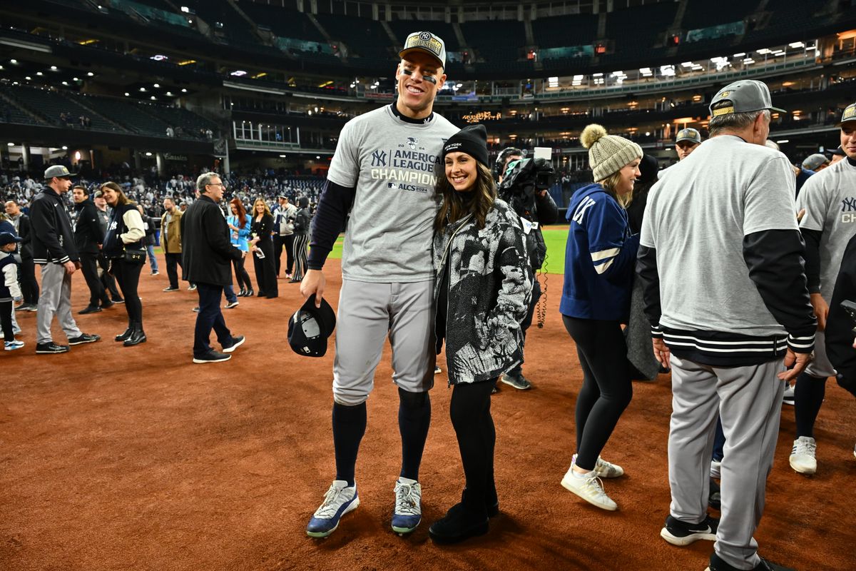 Judge y Bracksieck tras la victoria de los Yankees contra los Guardianes de Cleveland