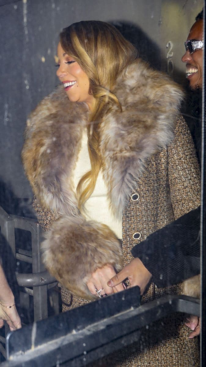 Foto © 2024 Backgrid/The Grosby Group EXCLUSIVO Aspen, CO Los recién solteros Mariah Carey y Anderson .Paak son vistos llegando de la mano a Catch Steak en Aspen, Colorado, para una cena romántica. El dúo abandonó el restaurante por separado, lo que alimentó los rumores sobre la relación. Mariah Carey vista de la mano de Anderson .Paak en Aspen *** Mariah Carey y Anderson .Paak fueron vistos llegando de la mano a Catch Steak en Aspen, Colorado, para una cena romántica. El dúo salió del restaurante por separado, alimentando rumores de relación.   **Tomada el 22/12/24** En la foto: Mariah Carey