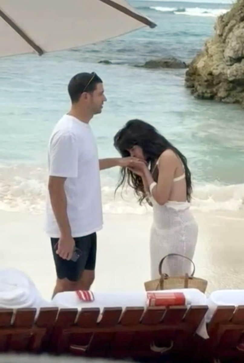 Photo © 2025 Backgrid/The Grosby Group

EXCLUSIVE  

Saint Barthelemy, BL  - 4 JANUARY 2025

Camila Cabello and Lebanese businessman Henry Chalhoub were spotted walking hand-in-hand and sharing intimate moments on the beaches of St. Barth. The duo, who first sparked romance rumors in Saudi Arabia, appeared inseparable during their tropical escape, fueling talk of a blossoming relationship.****

Camila Cabello y el empresario libanés Henry Chalhoub fueron vistos caminando de la mano y compartiendo momentos íntimos en las playas de San Bartolomé. El dúo, que desató rumores de romance por primera vez en Arabia Saudita, parecía inseparable durante su escapada tropical, lo que alimentó los rumores de una relación floreciente.