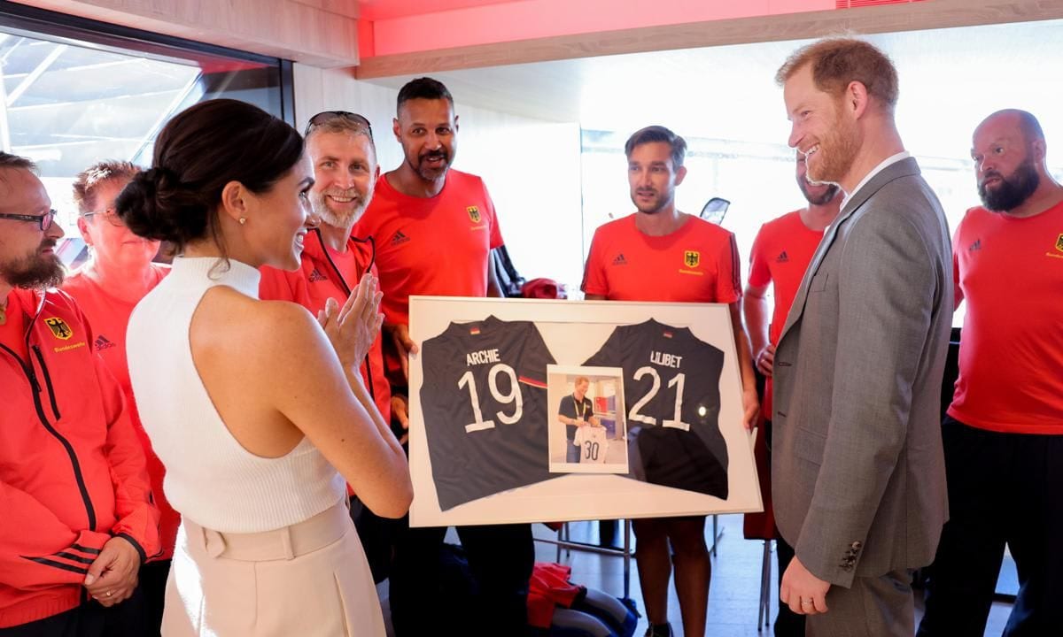 Team Germany presented Harry and Meghan with a gift: sports shirts featuring their children's names, Archie and Lilibet.