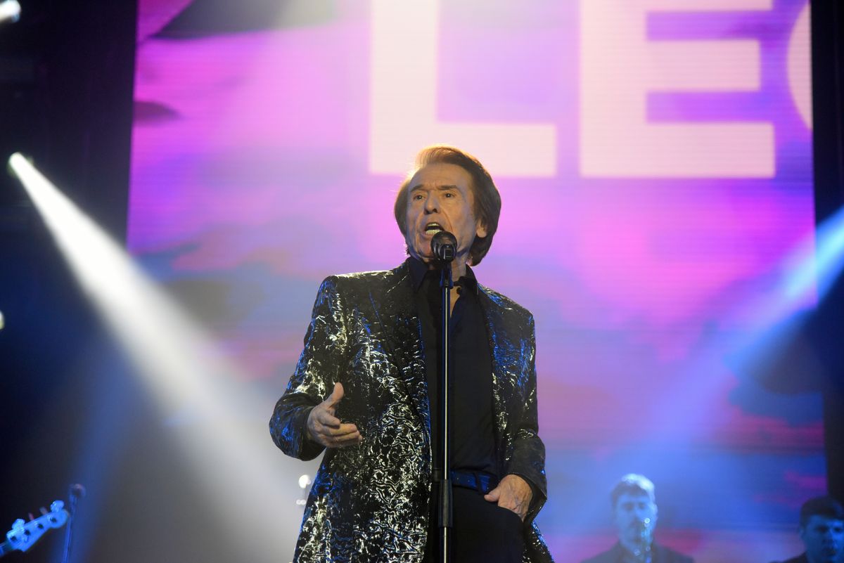 El cantante español Raphael actúa en directo durante su Victoria Tour en el "Arena San Miguel Tárraco" en Tarragona.  