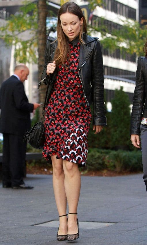 Olivia Wilde's jacket added tough contrast to her feminine red dress. <br>
Photo: Gtresonline.com