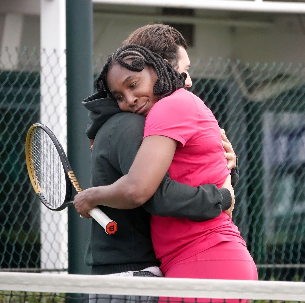 Photo © 2025 Backgrid UK/The Grosby Group 

*PREMIUM EXCLUSIVE*  
Rome, February 02, 2025. 
The American Tennis Star Venus Williams under the watchful eye of her Italian beau Andrea Preti is seen at a tennis training session in Rome. The pair arrived at a sports club looking all loved up and showing off a very public display of affection with a few kisses in the hazy Italian sunshine with a ring shining bright on Venus' engagement finger. After some rigorous stretching, Venus donned her striking pink outfit and trained for three hours on the tennis court of the famous Due Ponti sports club. 
*** 
La tenista estadounidense Venus Williams, bajo la atenta mirada de su novio italiano Andrea Preti, se presenta en una sesión de entrenamiento de tenis en Roma. La pareja llegó a un club deportivo luciendo muy amorosa y mostrando una muestra muy pública de afecto con algunos besos bajo el brumoso sol italiano con un anillo brillando en el dedo de compromiso de Venus. Después de unos rigurosos estiramientos, Venus se puso su llamativo atuendo rosa y entrenó durante tres horas en la cancha de tenis del famoso club deportivo Due Ponti.