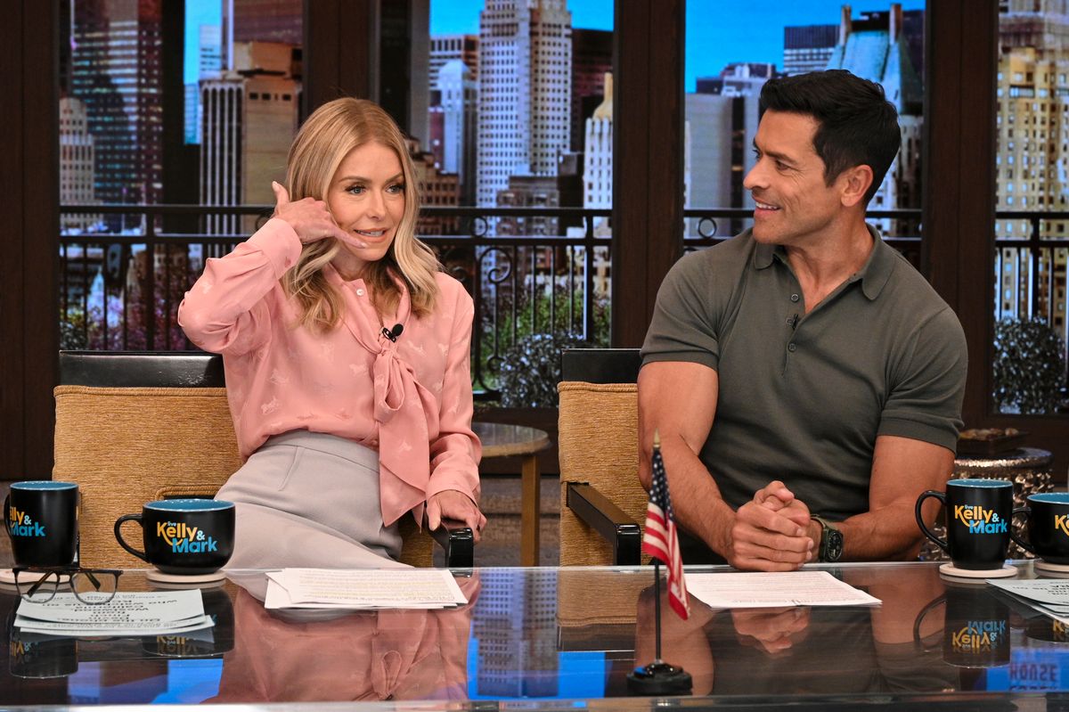 Kelly Ripa y Mark Consuelos copresentadores "Vive con Kelly y Mark" transmitiéndose los días laborables en sindicación.  (DISNEY/Lorenzo Bevilaqua)