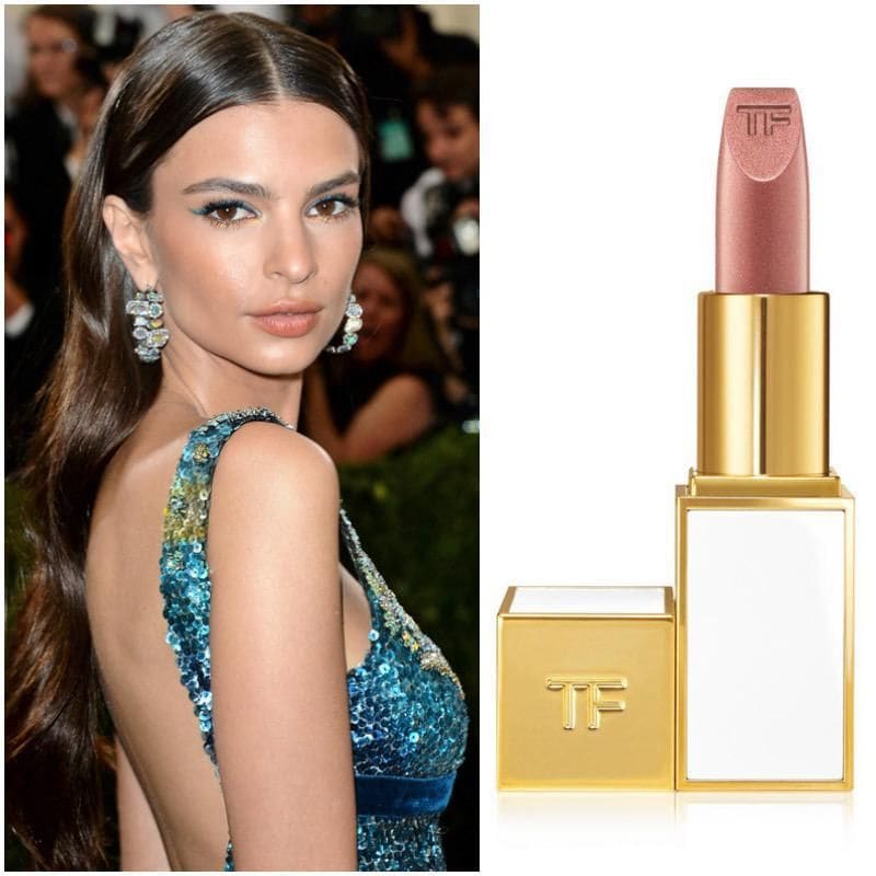 Emily Ratajkowski con cabello suelto y labial Soleil Lip Foil en Spanish Flame de Tom Ford