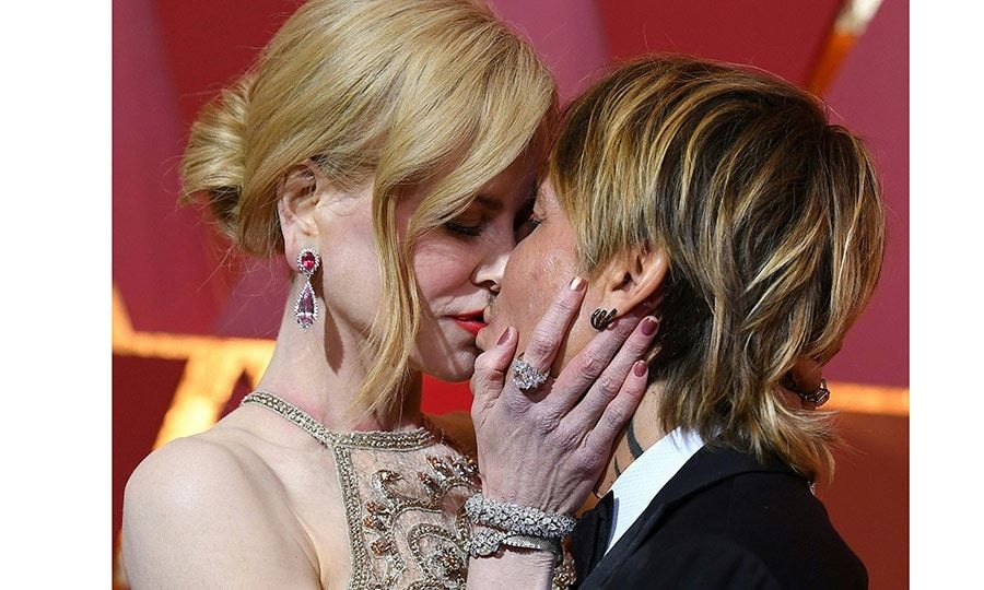 Nominee for Best Supporting Actress Nicole Kidman won a kiss from husband Keith Urban on the red carpet at the 2017 Academy Awards.
Photo: ANGELA WEISS/AFP/Getty Images